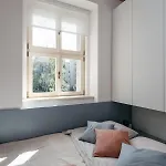 Cute Designer Little Near Castle! Backyard!
