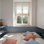 Cute Designer Little Near Castle! Backyard!