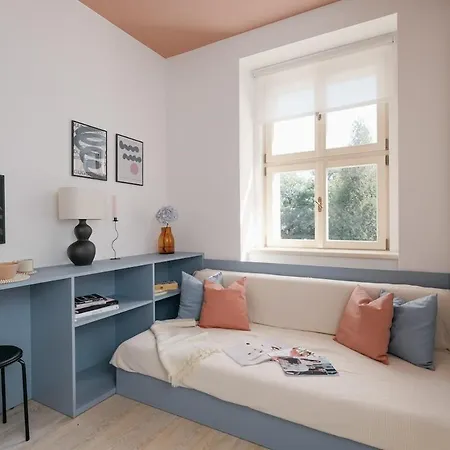 Apartment Cute Designer Little Near Castle! Backyard!