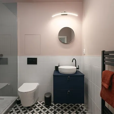 Cute Designer Little Near Castle! Backyard! Apartment *