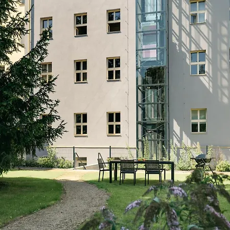 Cute Designer Little Near Castle! Backyard! * Praga