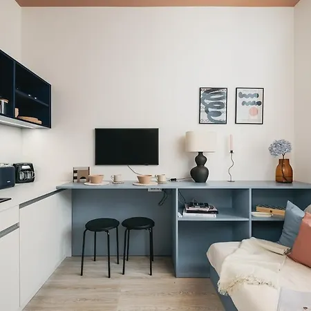 Cute Designer Little Near Castle! Backyard! Apartment
