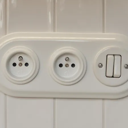 Cute Designer Little Near Castle! Backyard! Apartamento *