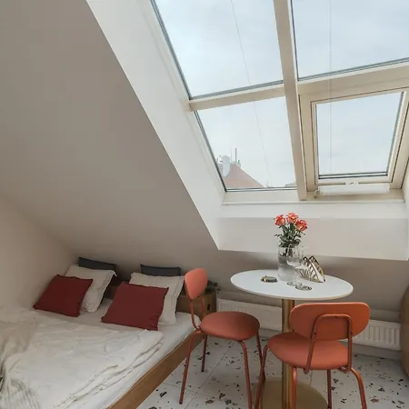 Cute Designer Little Near Castle! Backyard! Apartamento Praga