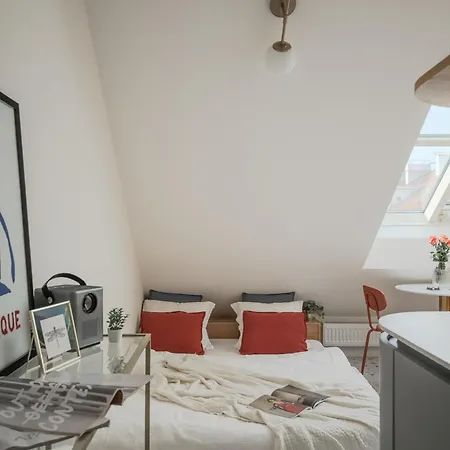Cute Designer Little Near Castle! Backyard! * Prag