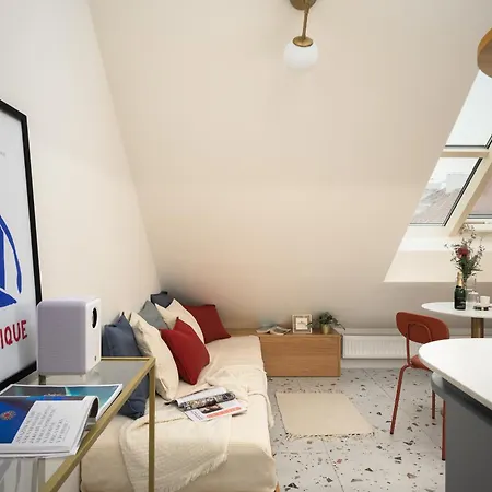 Cute Designer Little Near Castle! Backyard! *
