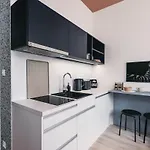 Daire Cute Designer Little Near Castle! Backyard!