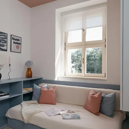Cute Designer Little Near Castle! Backyard!