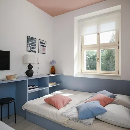 דירה Cute Designer Little Near Castle! Backyard!